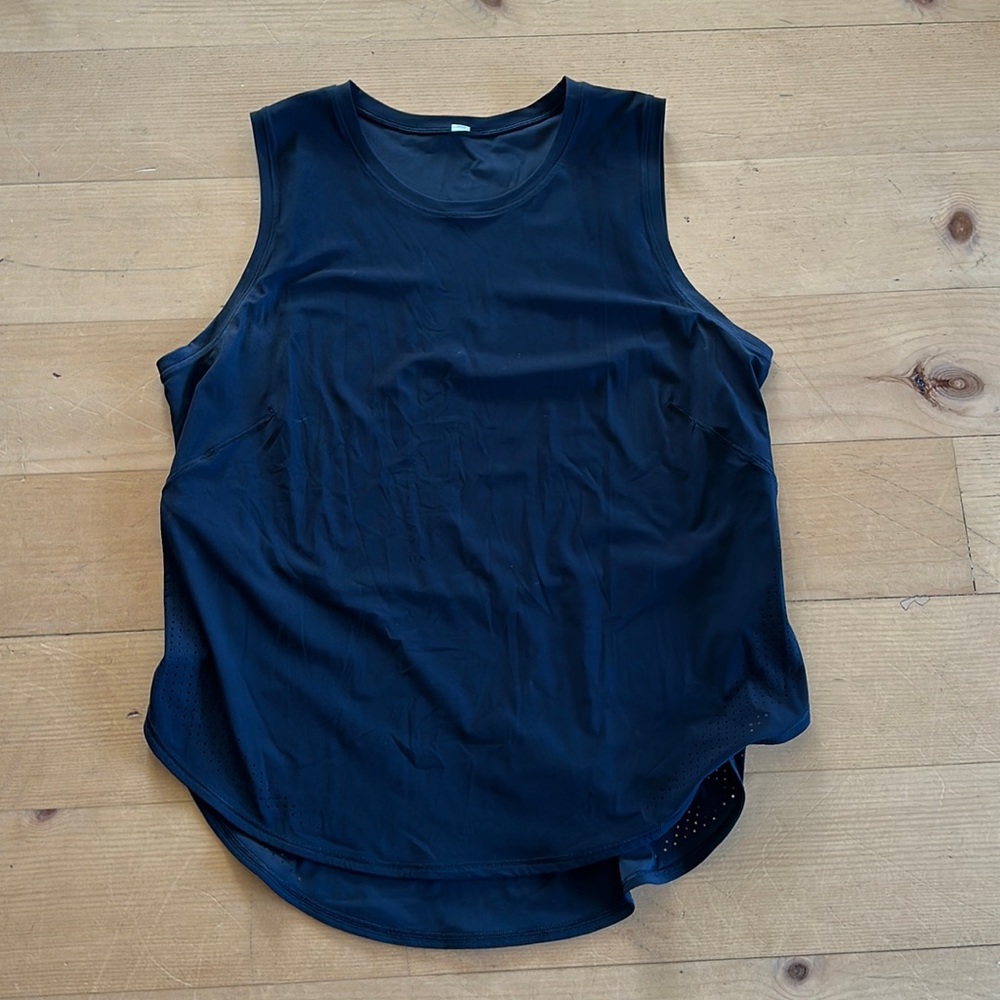 🔺Black Lulu tank. Approx size, 12-14